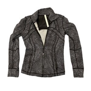 Lululemon black and white zip up jacket define size 8